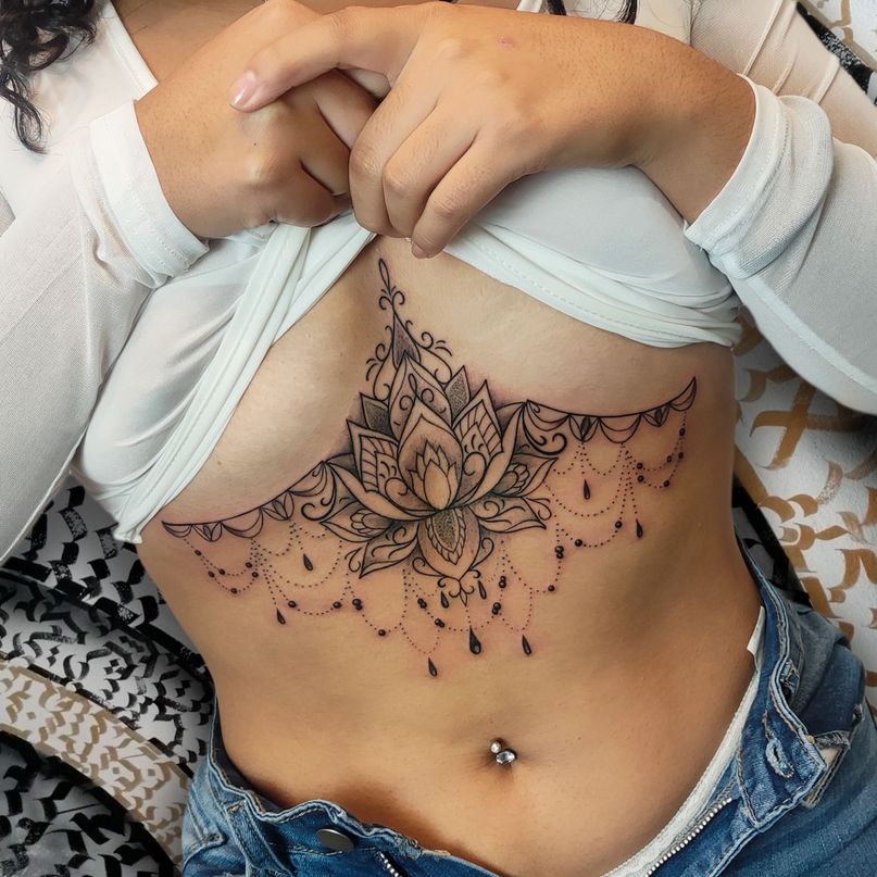 under boob tattoo de tajada mandala para mujer de pecho