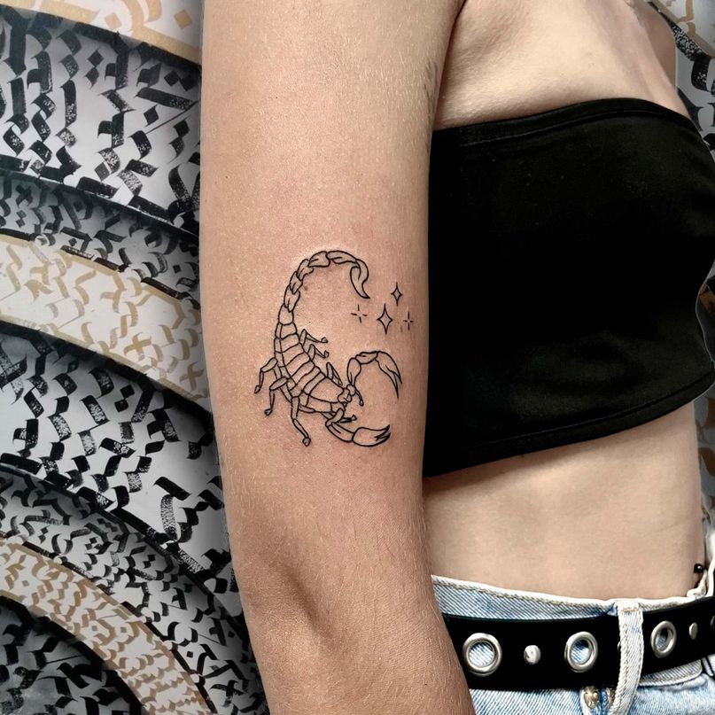 tatuaje de escorpión líneas horoscopo scorpio . en el brazo de mujer, delicado