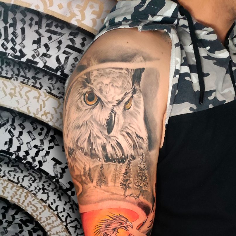 tatuaje de buho en el brazo de hombre 