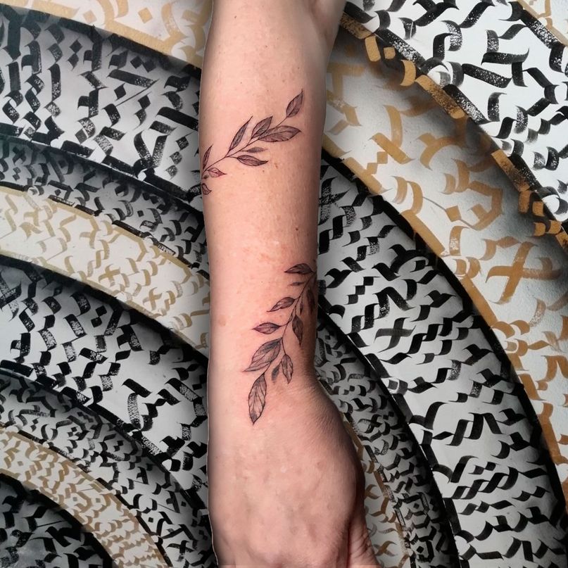 tatuaje floral con el brazo enrredadera
