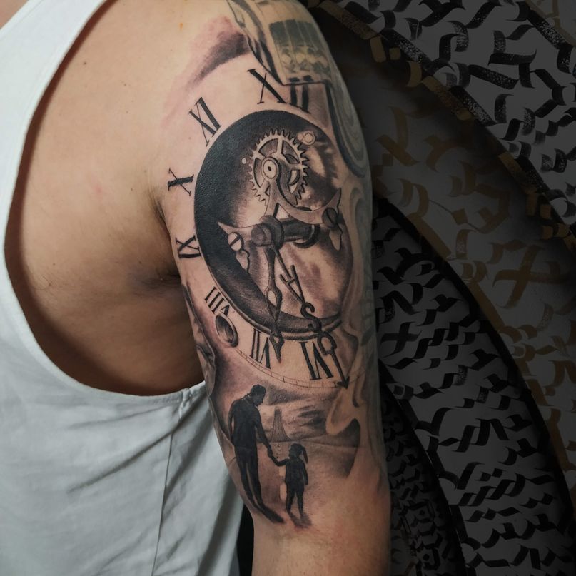 tatuaje reloj en el brazo realista con carretera padre hijo tattoo familia 