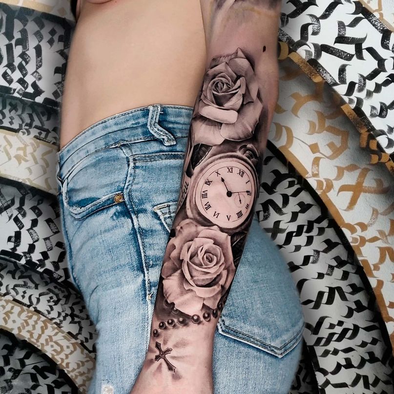 tatuaje de rosas con reloj en el brazo en madrid
