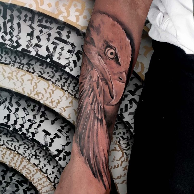 tatuaje de águila en el brazo 