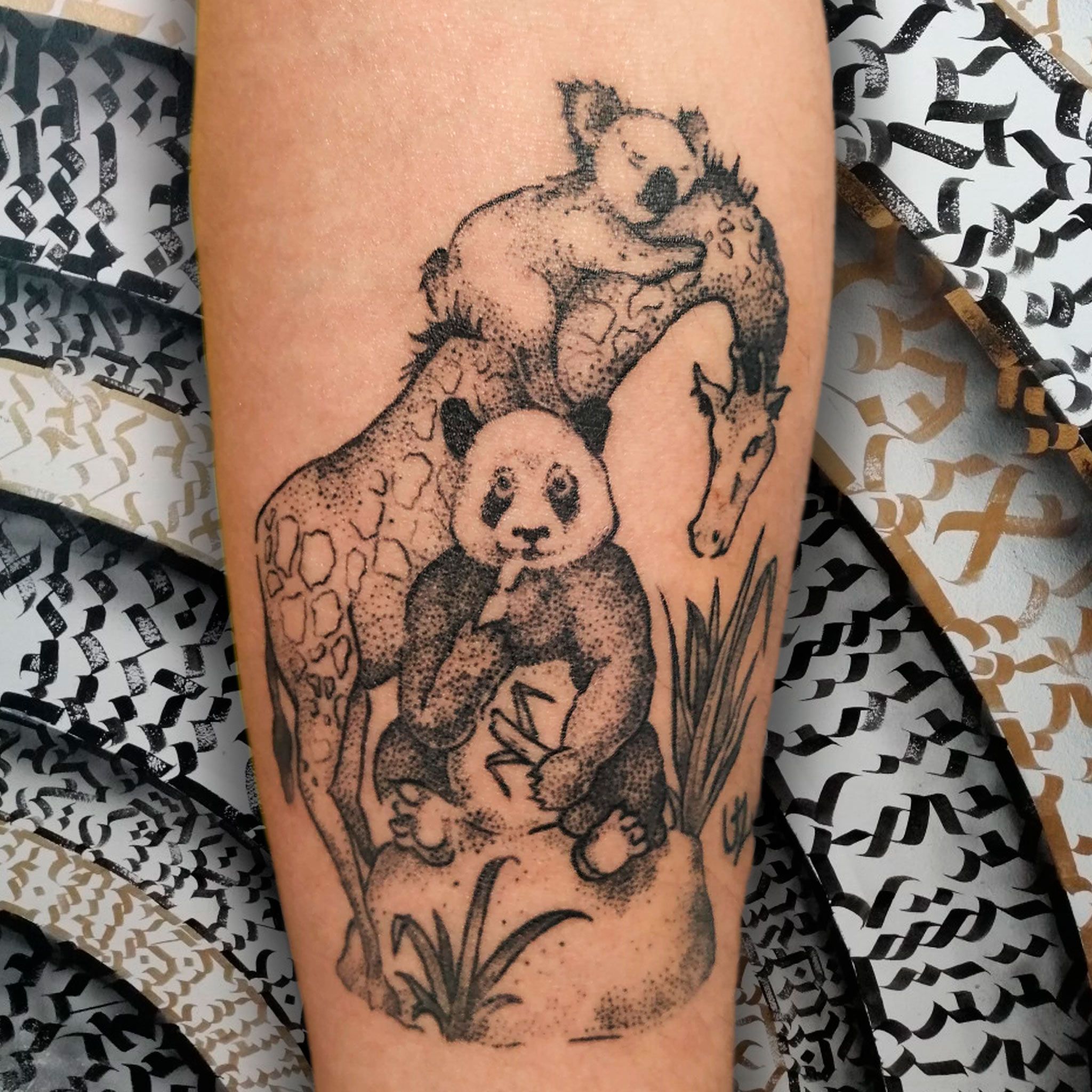 familia tatuaje animales oso, jirafa koala diferente lineal tattoo