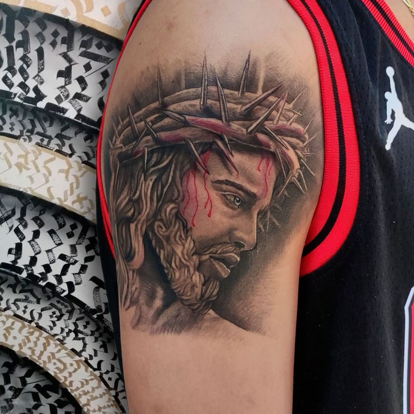 tatuaje cristo jesus tajada realismo en el brazo 