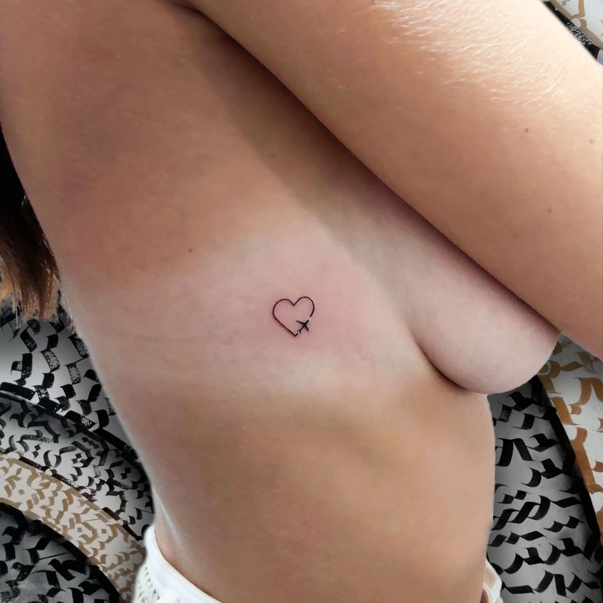 tatuaje linea fina minimalista en madrid en mujer