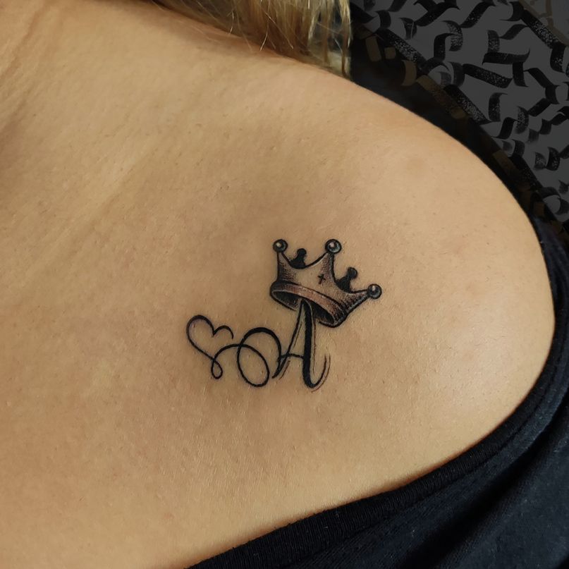 tatuaje corona con inicial , tattoo lineal letra A con corona y corazón mujer 