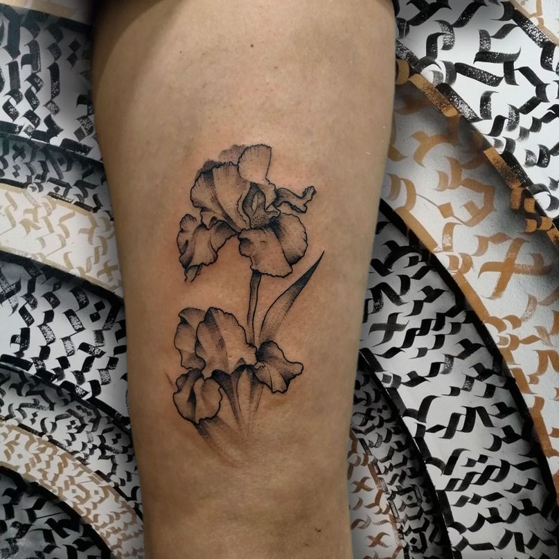 mejor tatuaje lineal flor en madrid minimalista