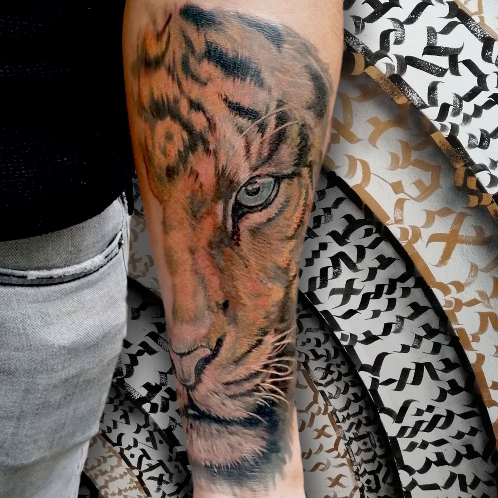 tatuaje tigre en el brazo a color realista tajada tigre 