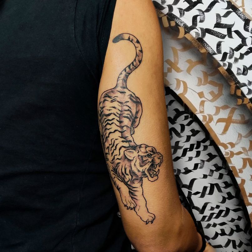 tatuaje tigre lineal, tiger line for girl, lion