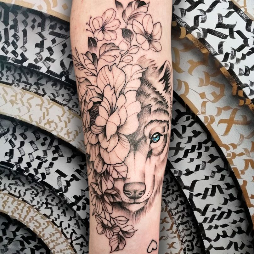 tattoo lobo con flores 